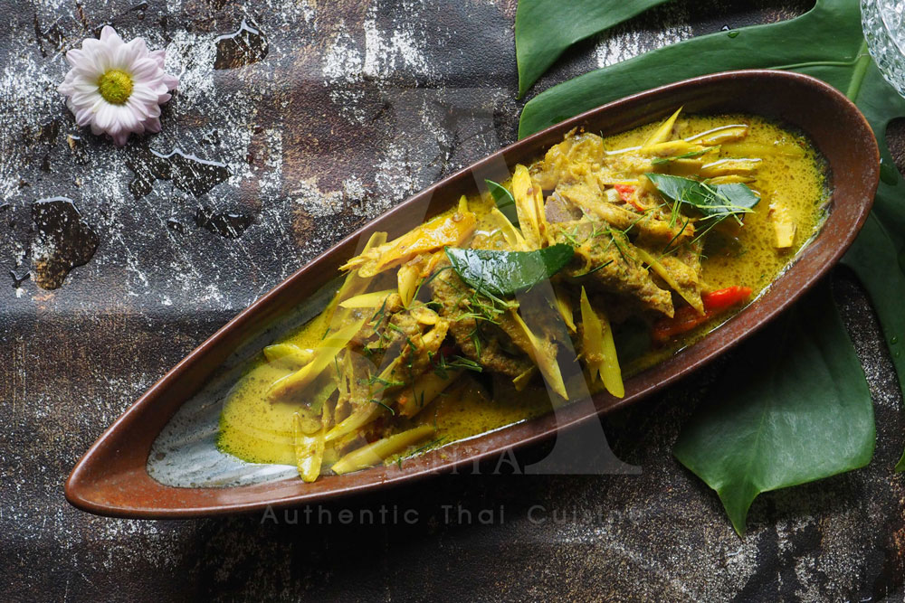 Stir Fried Pork/Beef Shank with Ra Waeng Curry